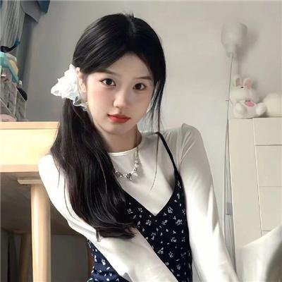 彩色中的黑白 海报